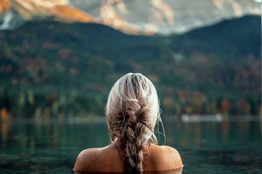 Person an einem klaren Bergsee