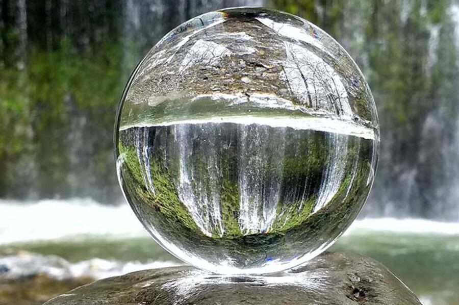 Klares Wasser in der Natur