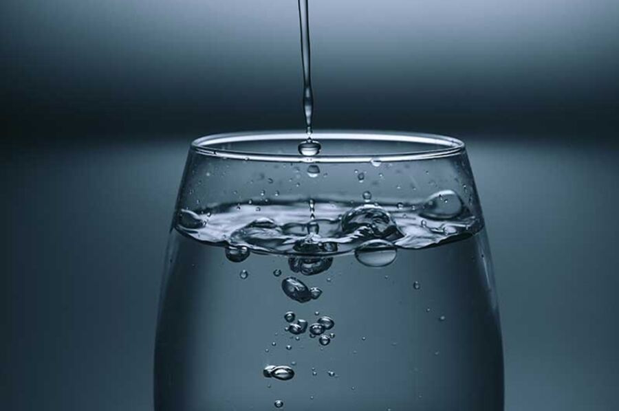 Glas mit frischem Wasser