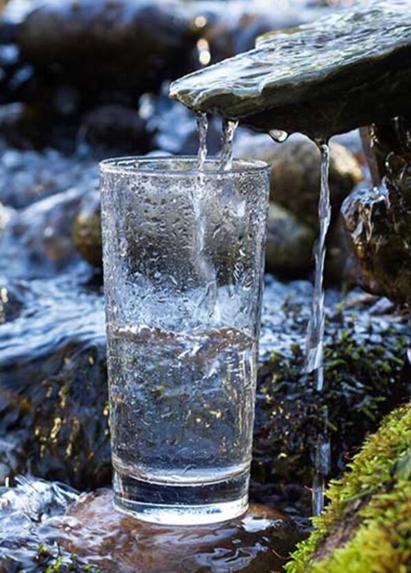Glas mit klarem Quellwasser